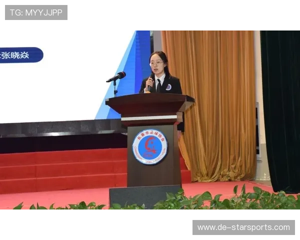 足球裁判在基层推广中建立定期评优与激励机制表彰优秀裁判，足球裁判人员组员构成